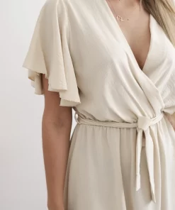 Saty s vrstvenym vystrihem bezovy detail